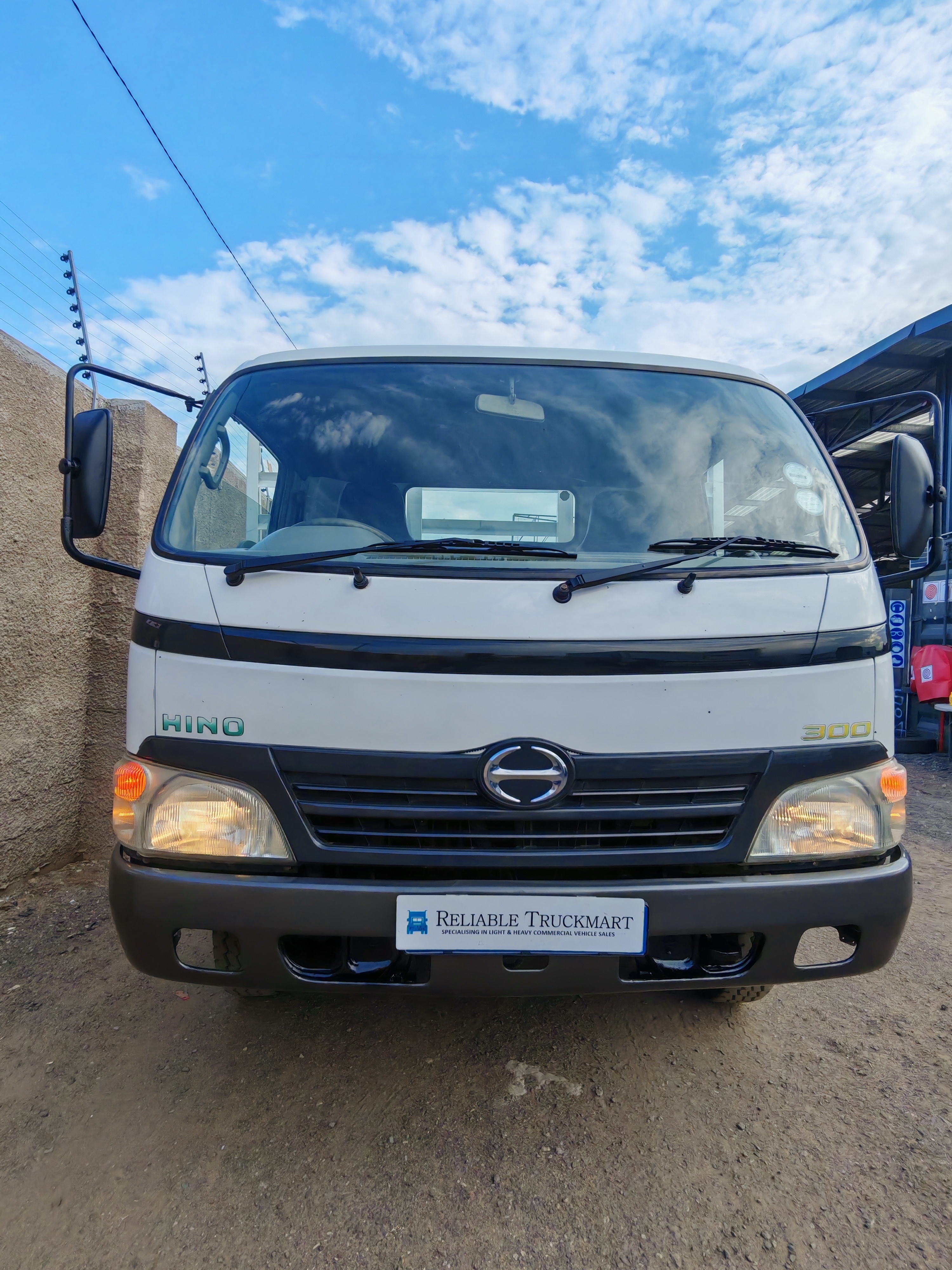 2010 TOYOTA HINO 300 814 4 TON DROPSIDE