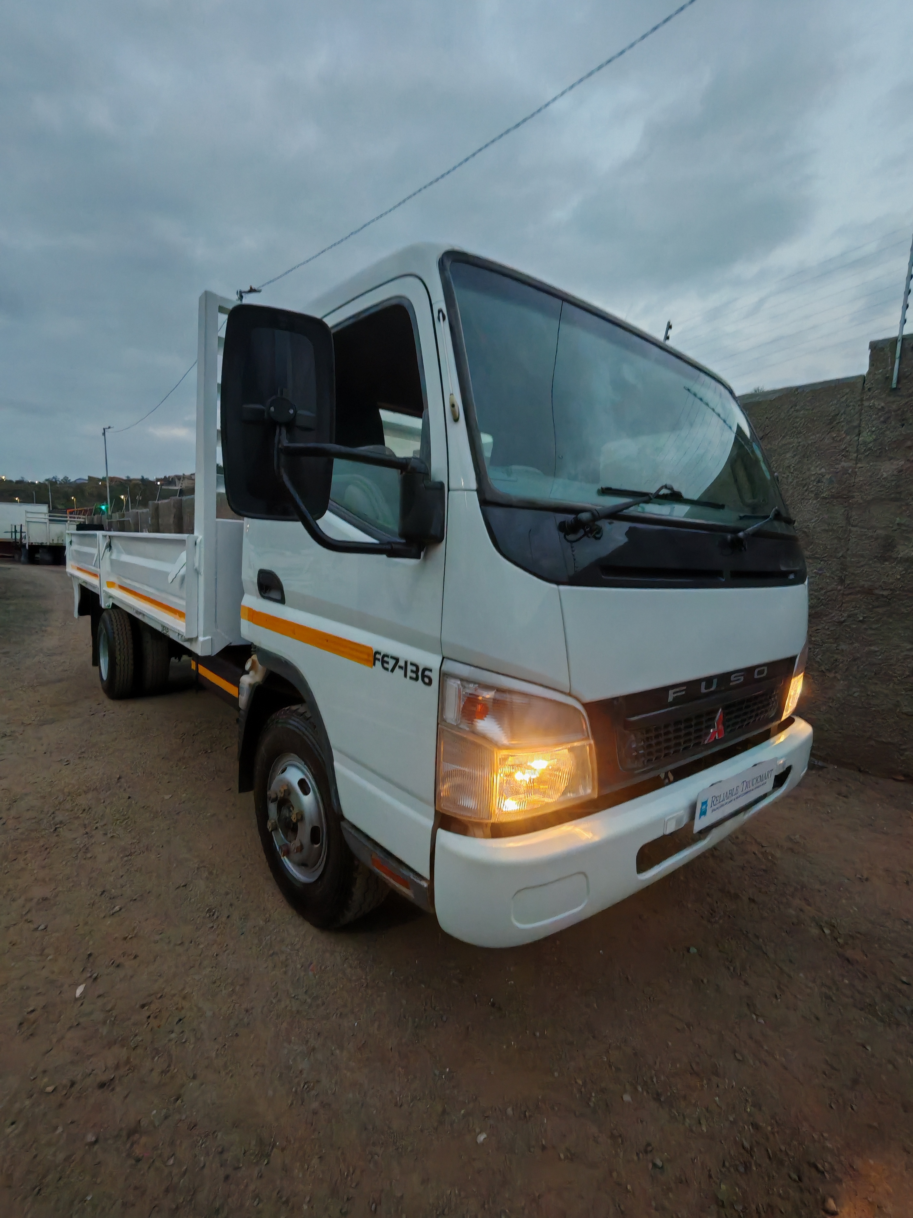 MITSUBISHI FUSO CANTER FE7-136 4 TON DROPSIDE