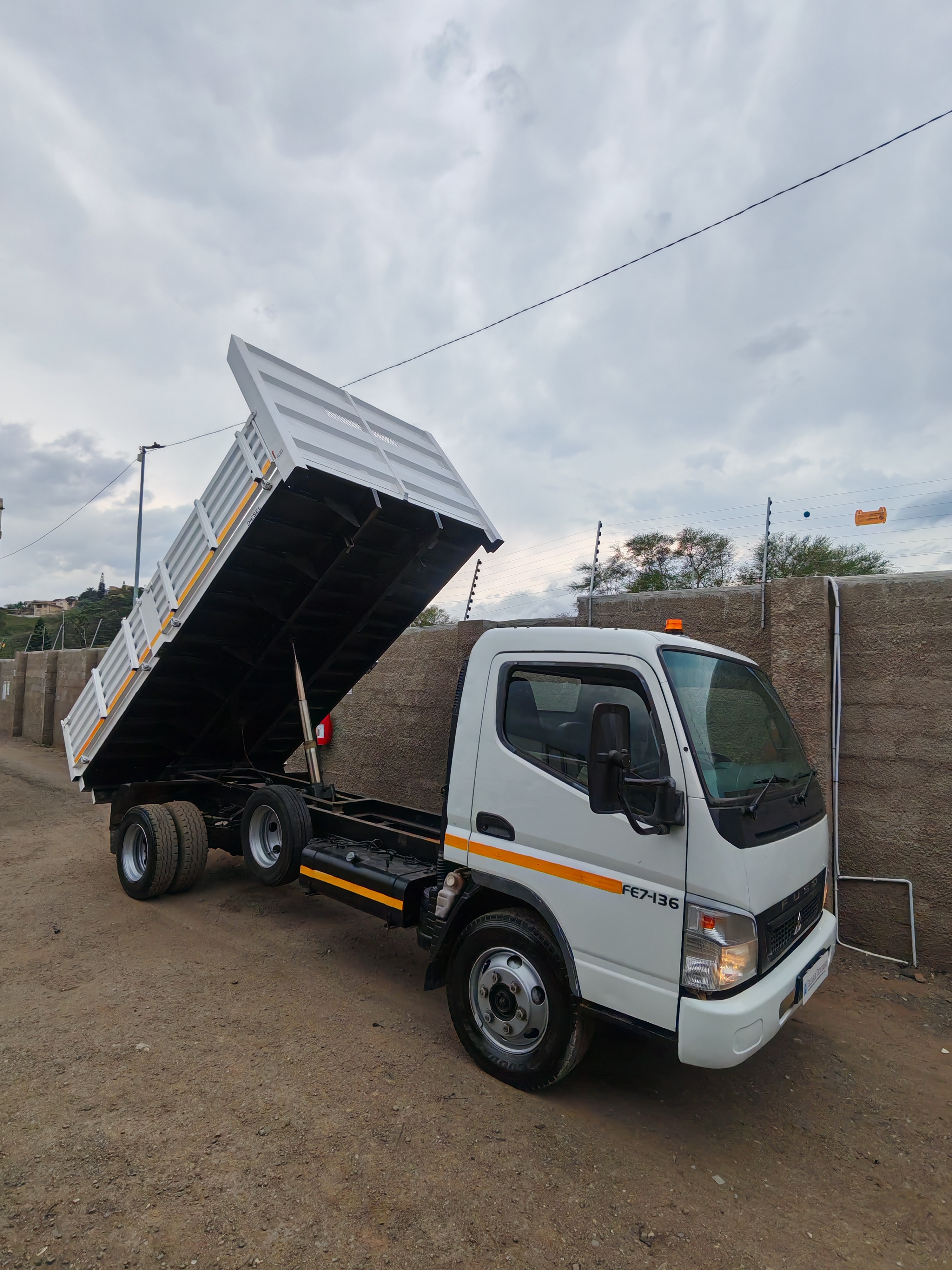 2015 MITSUBISHI FUSO CANTER FE7-136 4 TON DROPSIDE TIPPER
